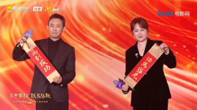 美女扒开双腿露出尿口